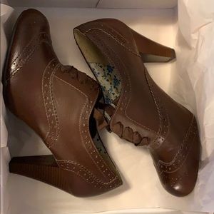 American Eagle brown heeled shoes